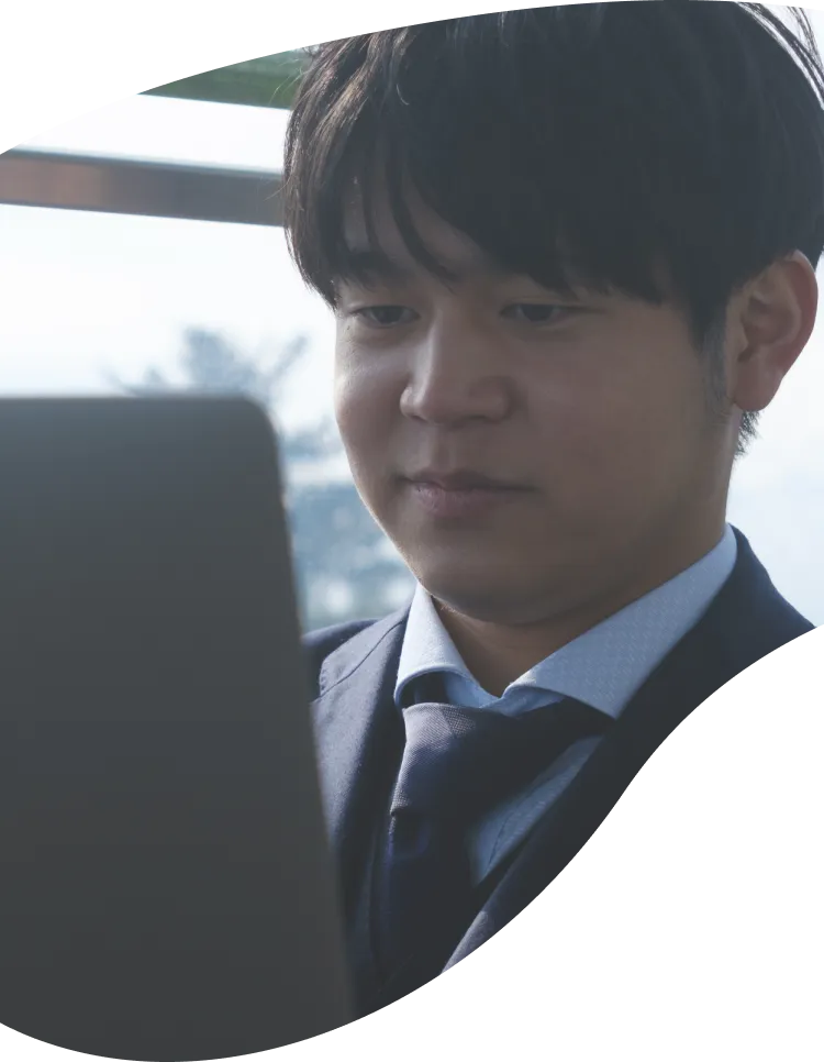 観覧車でパソコンを開く代表の写真